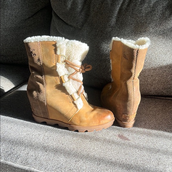 Sorel Tan and Cream Winter Rain Boots with Cozy Sherpa Lining - Picture 3 of 4
